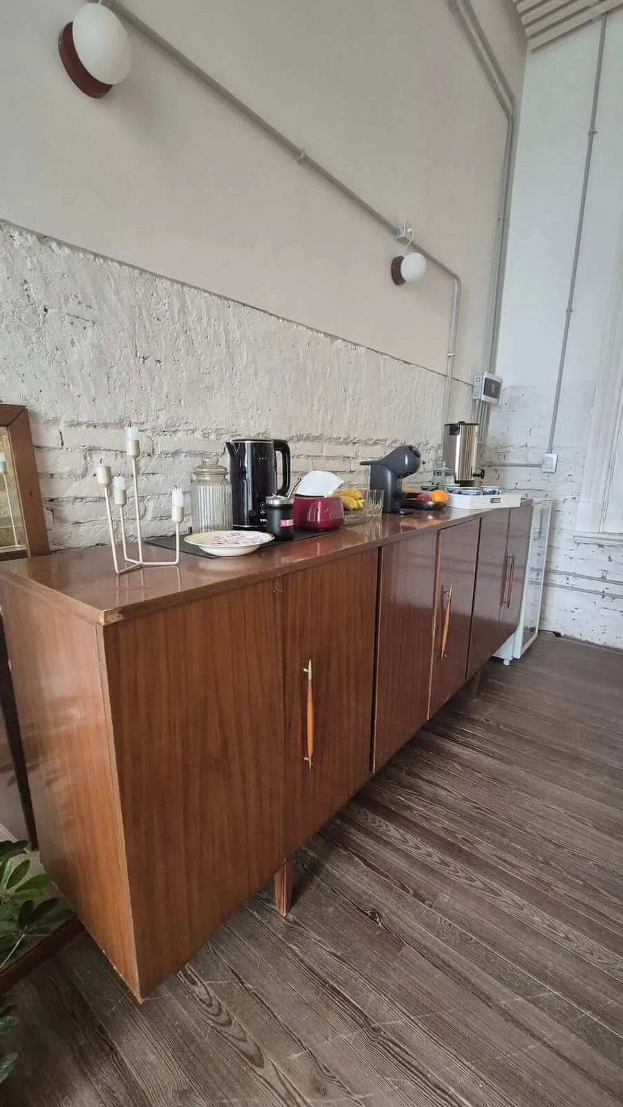 La barra de café y mate de La Casa, con jarra y vasos