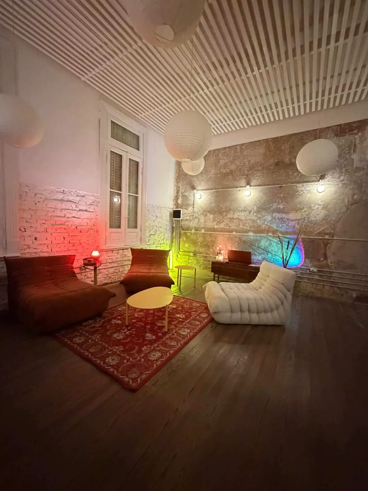 El rincón de estar de noche, iluminado con luz de color