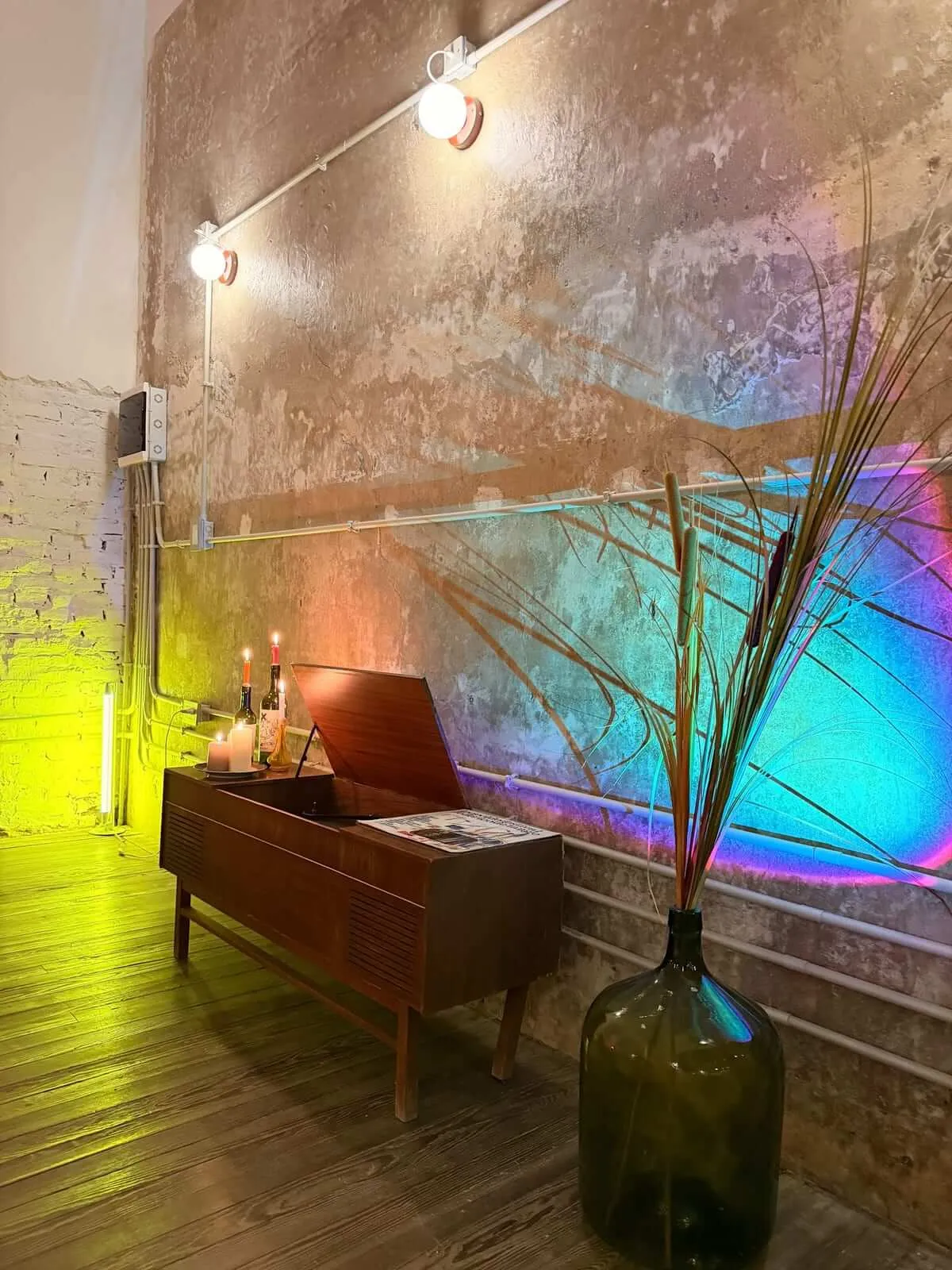 El rincón de la casa con el equipo de sonido y luz de ambiente