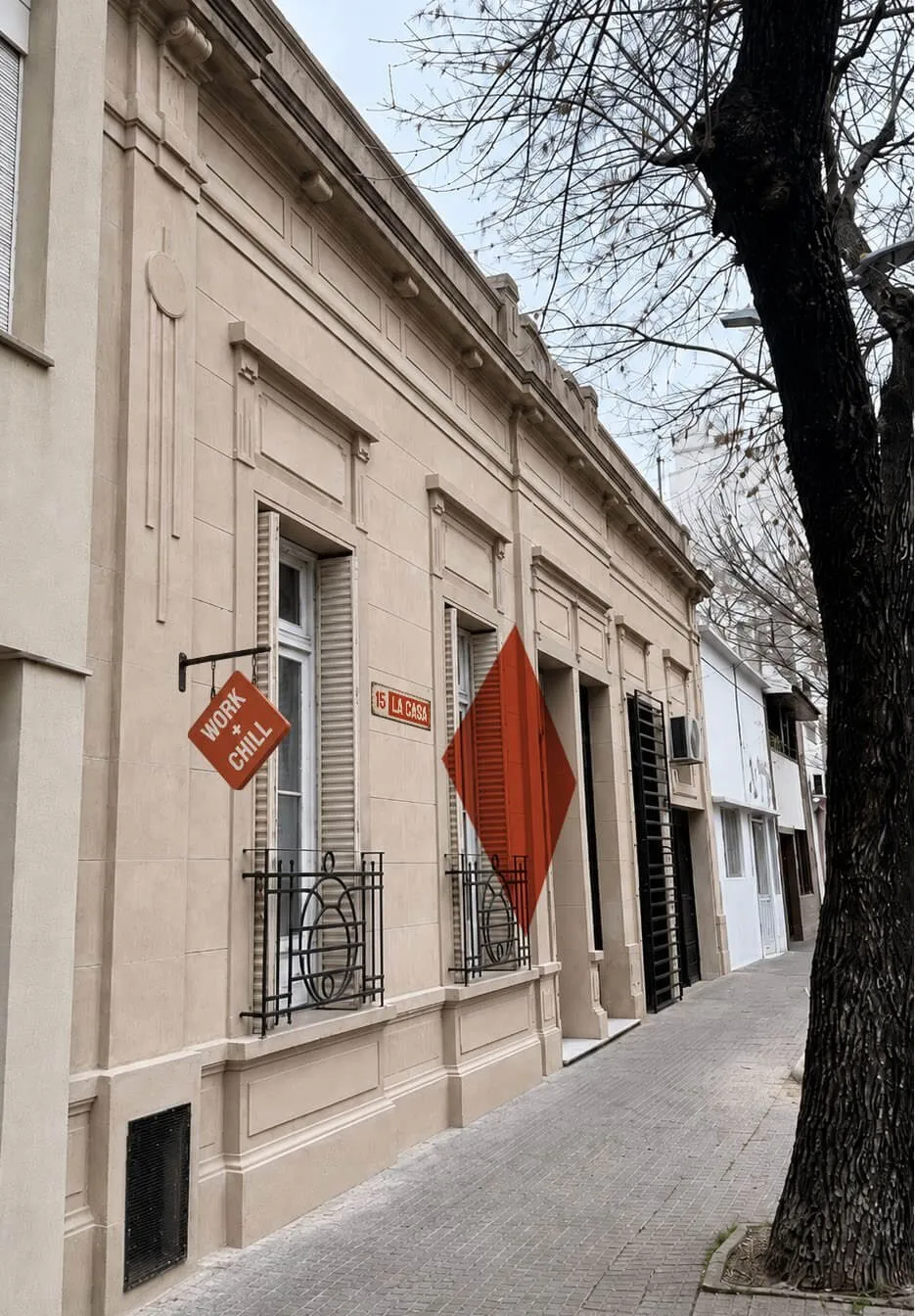 Fachada de La Casa en el centro de La Plata, con su puerta original