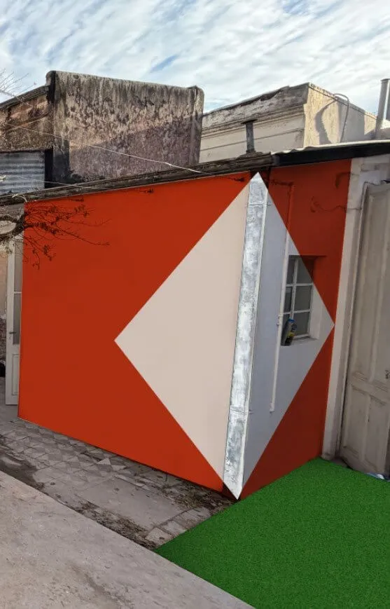 El espacio verde de La Casa, con el mural y el césped