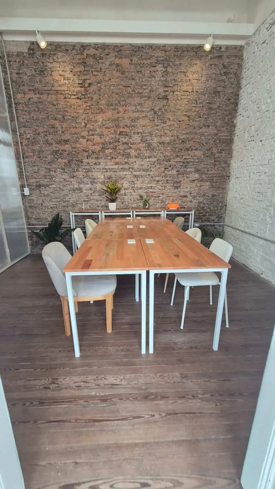 La sala de reuniones de La Casa, con mesa para ocho personas